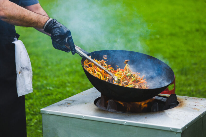Leckere Gerichte im Grillwok zubereitet