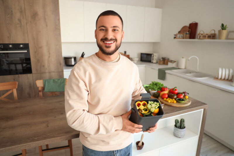 Mann mit Biomülleimer
