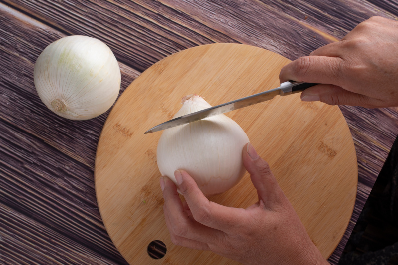 Vorbereitungsarbeit für den elektrischen Zwiebelschneider