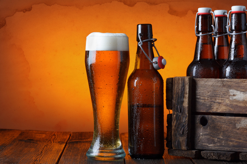 Flaschenbier aus hölzerner Bierkiste