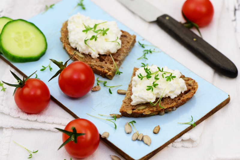 Körniger Frischkäse gesund auf Brot